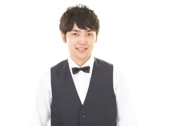 Beyaz arka plan üzerinde izole gülümseyen Asya garson