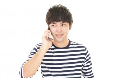 Bir akıllı telefonda konuşan adam