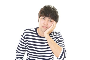 Beyaz arka plan üzerinde izole depresif Asyalı adam