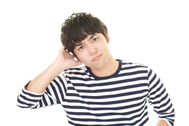 Beyaz arka plan üzerinde izole memnun Asyalı adam