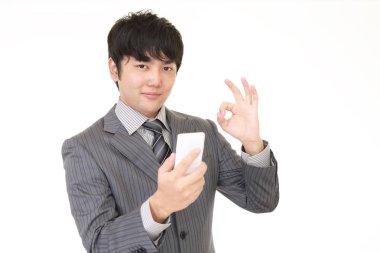 Bir akıllı telefon kullanan mutlu iş adam