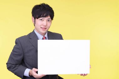 Bir beyaz tahta ile gülümseyen Asya işadamı