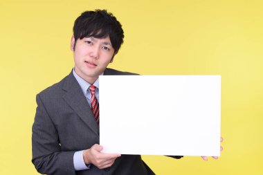 Huzursuz görünen bir iş adamı portresi