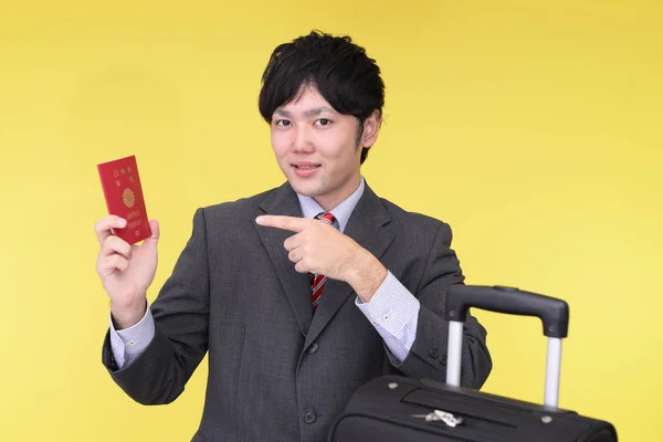 Sonriente Hombre Asiático Con Pasaporte —  Fotos de Stock
