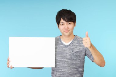 Bir beyaz tahta ile gülümseyen Asyalı adam