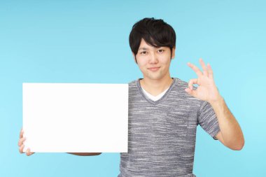 Bir beyaz tahta ile gülümseyen Asyalı adam