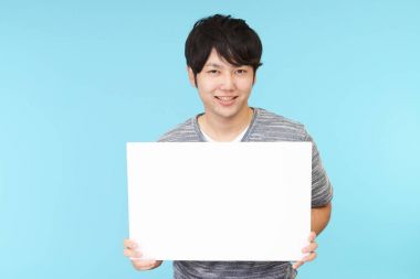 Bir beyaz tahta ile gülümseyen Asyalı adam