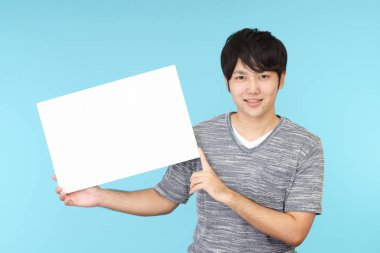 Bir beyaz tahta ile gülümseyen Asyalı adam