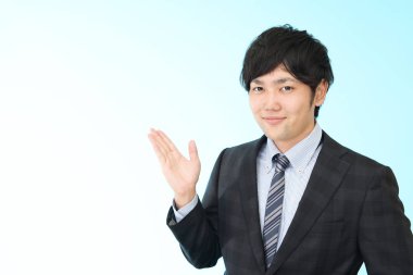 İş adamı yolu gösterir.