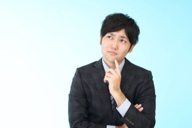 Huzursuz görünen bir iş adamı portresi