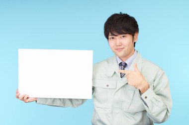 Bir beyaz tahta ile gülümseyen işçi