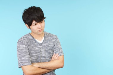 Depresif görünümlü genç bir adam portresi