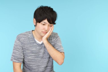 Depresif görünümlü genç bir adam portresi