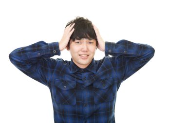 Beyaz arka plan üzerinde izole sinirli Asyalı adam