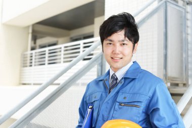 Bir kask ile gülümseyen Asya alt