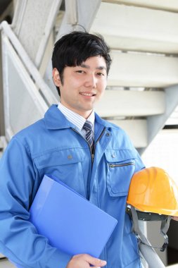 Bir kask ile gülümseyen Asya alt