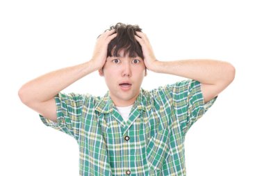 Beyaz arka plan üzerinde izole sinirli Asyalı adam