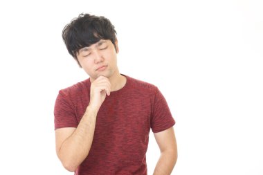 Huzursuz görünen adam portresi.