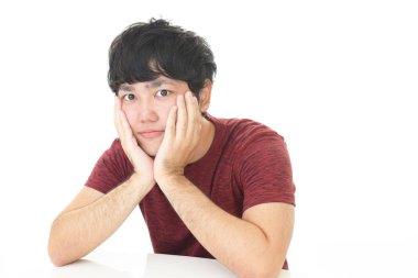 Huzursuz görünen adam portresi.