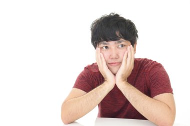 Huzursuz görünen adam portresi.