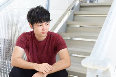 Depresif Asya adam evde