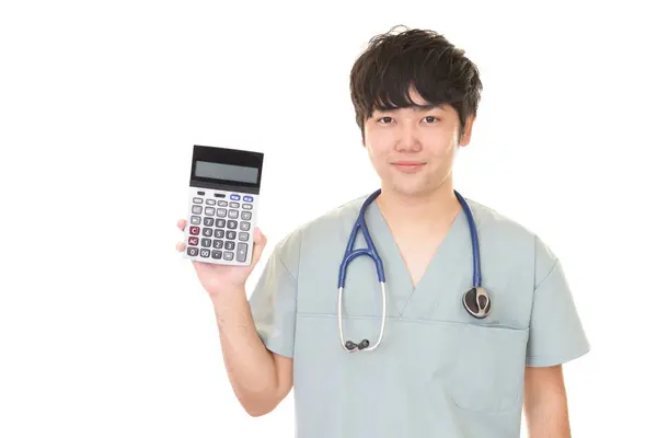 亚洲医生微笑的计算器 — 图库照片