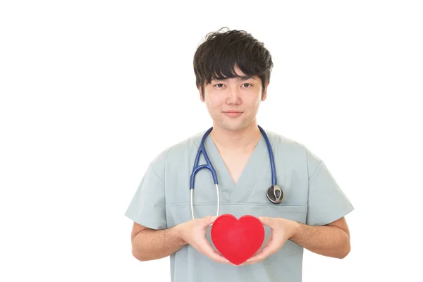 Sorrindo Médico Asiático Com Coração Vermelho — Fotografia de Stock