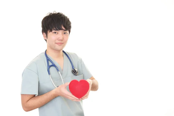 Sorrindo Médico Asiático Com Coração Vermelho — Fotografia de Stock