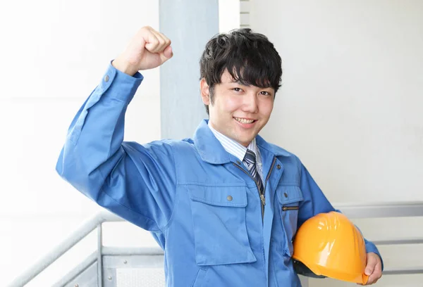Sonriente Trabajador Asiático Con Casco — Foto de Stock