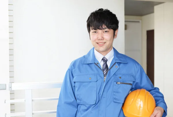 Lachende Aziatische Werknemer Met Een Helm — Stockfoto