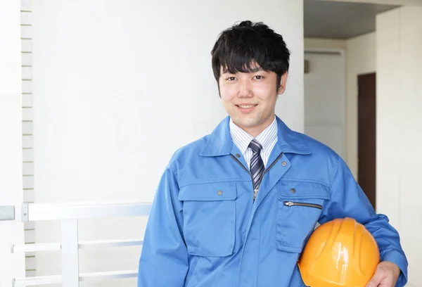 Sonriente Trabajador Asiático Con Casco —  Fotos de Stock