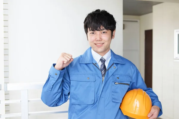 Lächelnder Asiatischer Arbeiter Mit Helm — Stockfoto