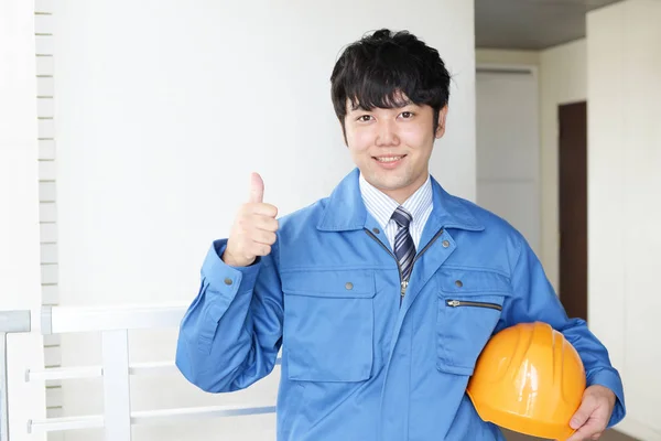 Smilende Asiatisk Arbejder Med Hjelm - Stock-foto