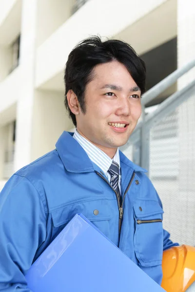 Sorridente Lavoratore Asiatico Con Casco — Foto Stock