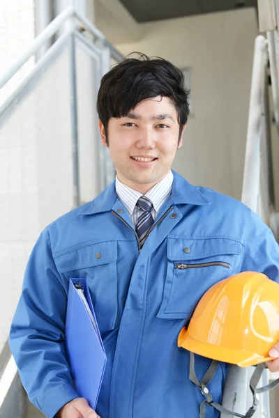 Lächelnder Asiatischer Arbeiter Mit Helm — Stockfoto