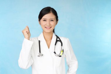 gülümseyen Asya tıp doktoru