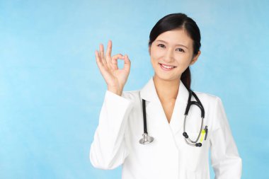 Tamam el işareti ile Asya tıp doktoru