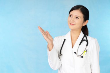 gülümseyen Asya tıp doktoru