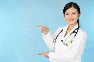 gülümseyen Asya tıp doktoru