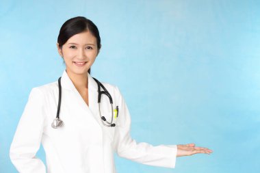 Bir şey elini avuç içinde gösterilen kadın doktor