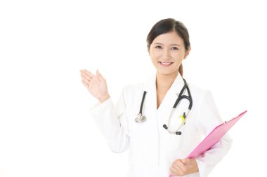 Gülümseyen Asya tıp doktoru yol gösterir