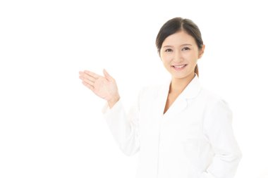 Gülümseyen Asya eczacı yol gösterir