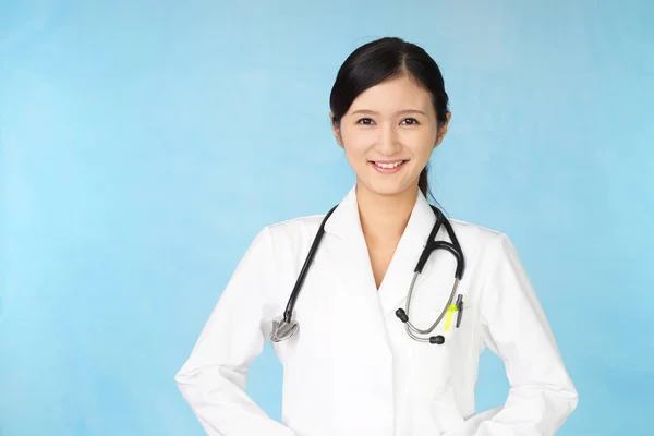 gülümseyen Asya tıp doktoru