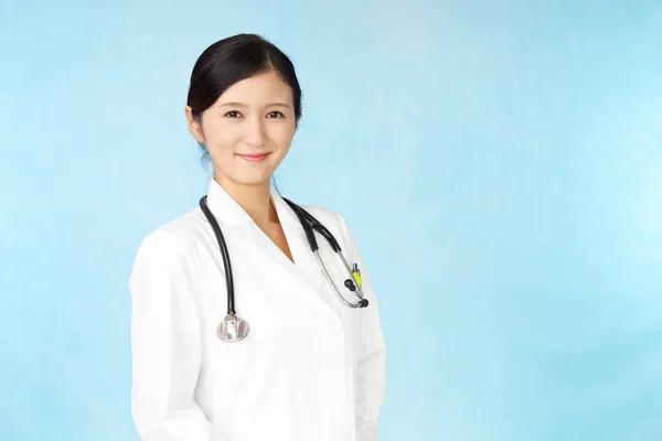 Χαμογελώντας Ασιατική Ιατρική Γιατρός — Φωτογραφία Αρχείου