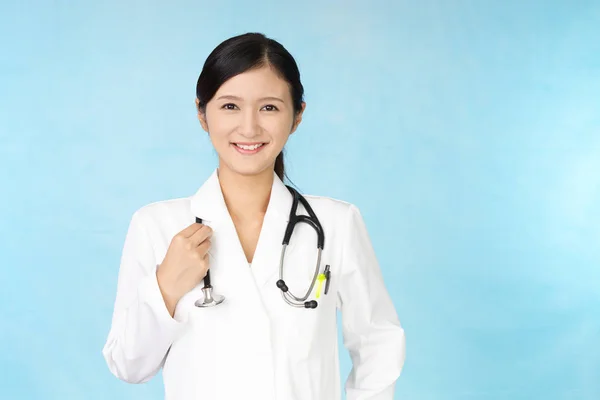 Gülümseyen Asya Tıp Doktoru — Stok fotoğraf