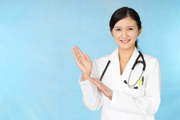 Sonriente Asiático Médico —  Fotos de Stock