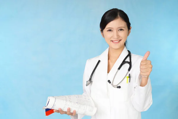 Sonriente Asiático Médico — Foto de Stock