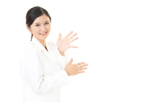 Sonriente Farmacéutico Asiático Muestra Camino —  Fotos de Stock