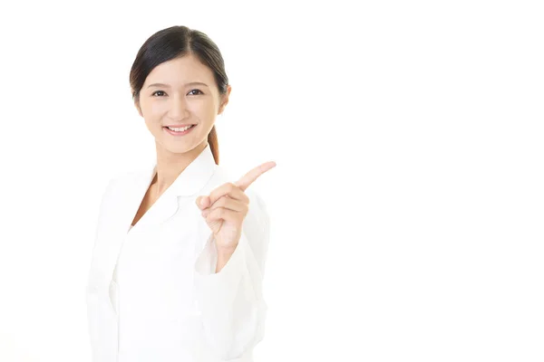 Asiatische Apothekerin Zeigt Mit Dem Finger — Stockfoto