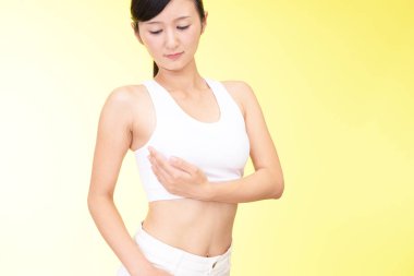 Kadının göğüs bakım yapması